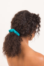 Charger l'image dans la galerie, Model Front: Rio De Sol Chouchou Malibu-Atol Scrunchie
