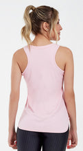 Charger l'image dans la galerie, Model Back: Alto Giro Fitness Haut Regata Skin Fit Alongada Gola V Rosa Clara
