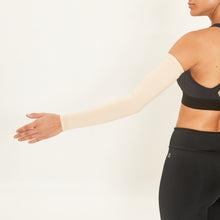 Charger l'image dans la galerie, Model Back: Uv Line Gants Long Sleeve Beige Upf50+
