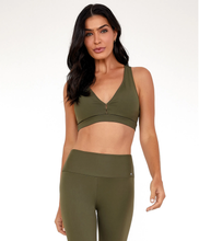 Charger l'image dans la galerie, Model Front: Alto Giro Fitness Haut Top Hyper Costas Nadador Verde Olive
