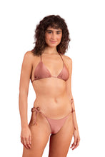 Charger l'image dans la galerie, Model Front: Rio De Sol Ensemble Set Shimmer-Copper Tri-Inv Cheeky-Tie
