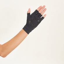 Charger l'image dans la galerie, Model Back: Uv Line Gants Short Gloves Uni Black Upf50+
