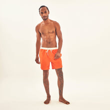 Charger l'image dans la galerie, Model Front: Uv Line Bermuda / Short Pour Homme Shorts Boxer Orange Upf50+
