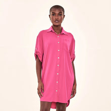 Charger l'image dans la galerie, Model Front: Uv Line Chemise Shirtdress Copenhagen Cherry Hot Pink Upf50+
