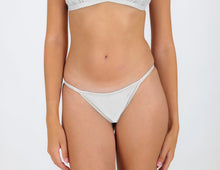 Charger l'image dans la galerie, Model Front: Rio De Sol Bas Bottom Shimmer-White California
