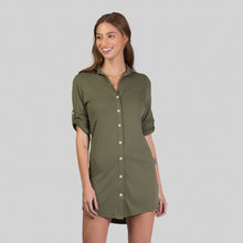 Charger l'image dans la galerie, Model Front: Uv Line Vêtement De Plage Shirtdress Copenhagen Verde Militar Upf50+
