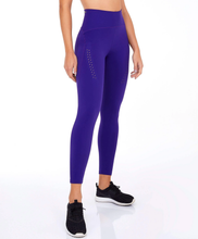 Charger l'image dans la galerie, Model Front: Alto Giro Fitness Bas Legging Blackout Ii Laser E Fusao Roxo Eletric
