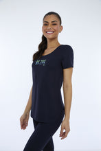 Charger l'image dans la galerie, Model Front: Alto Giro Fitness Haut T-Shirt Skin Fit Inspiracionais Preto
