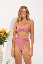 Charger l'image dans la galerie, Model Front: Rio De Sol Haut Top Shimmer-Confetti Twist
