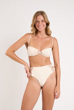Charger l'image dans la galerie, Model Front: Rio De Sol Ensemble Set Malibu-Natural Bandeau-Iris High-Waist-Spin-Iris
