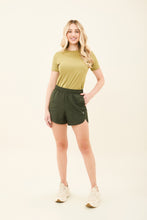 Charger l'image dans la galerie, Model Front: Uv Line Fitness Bas Short Race Verde Militar Upf50+
