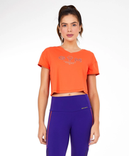 Charger l'image dans la galerie, Model Front: Alto Giro Fitness Haut T-Shirt Cropped Skin Fit Gym Laranja Pitanga
