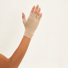 Charger l'image dans la galerie, Model Back: Uv Line Gants Short Gloves Uni Chocolate Upf50+
