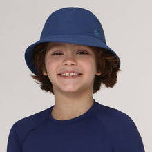 Charger l'image dans la galerie, Model Front: Uv Line Bob Hat Basic Kids Inf Navy Blue Upf50+
