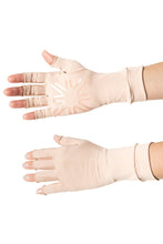 Charger l'image dans la galerie, Model Front: Uv Line Gants Meduim Gloves Long Fingerss Uni Beige Upf50+
