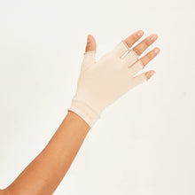 Charger l'image dans la galerie, Model Back: Uv Line Gants Meduim Gloves Long Fingerss Uni Beige Upf50+
