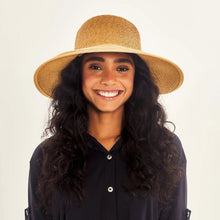 Charger l'image dans la galerie, Model Front: Uv Line Chapeau Souple/Capeline Hat Santorini Imp Fem Wheat Upf50+
