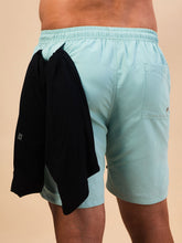 Charger l'image dans la galerie, Model Back: Uv Line Bermuda / Short Pour Homme Shorts Acqua Boxer Indigo Upf50+
