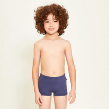 Charger l'image dans la galerie, Model Front: Uv Line Maillot De Bain Garçon Trunks Kids F Inf Navy Blue Upf50+

