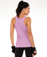 Charger l'image dans la galerie, Model Back: Alto Giro Fitness Haut Regata Skin Fit Alongada Gola V Rosa Soft
