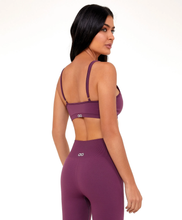 Charger l'image dans la galerie, Model Back: Alto Giro Fitness Haut Top Sem Costura Essential Roxo Wine
