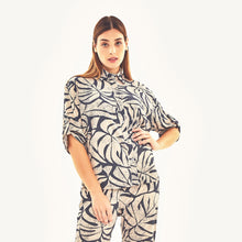 Charger l'image dans la galerie, Model Front: Uv Line Haut De Plage Shirt Copa Costela Off White Upf50+
