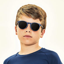 Charger l'image dans la galerie, Model Front: Uv Line Lunettes De Soleil Kids Sunglasses Marinho Uv400
