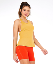 Charger l'image dans la galerie, Model Front: Alto Giro Fitness Haut Regata Speed Debrum Sport Way Amarelo Mango
