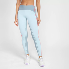 Charger l'image dans la galerie, Model Front: Alto Giro Fitness Bas Legging Blackout Bio Recortes Cinza Lead
