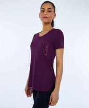 Charger l'image dans la galerie, Model Front: Alto Giro Fitness Haut T-Shirt Skin Fit Inspiracionais Roxo
