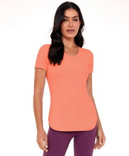 Charger l'image dans la galerie, Model Front: Alto Giro Fitness Haut T-Shirt Skin Fit Alongada Gola V Laranja Melon
