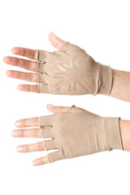 Charger l'image dans la galerie, Model Front: Uv Line Gants Short Gloves Uni Chocolate Upf50+
