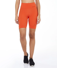 Charger l&#39;image dans la galerie, Model Front: Alto Giro Fitness Bas Bermuda Blackout Ii Com Forro Ciclista Laranja Pitanga
