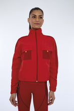 Charger l&#39;image dans la galerie, Model Front: Alto Giro Fitness Haut Jaqueta Techno Taslon Com Bolsos Vermelho Haute Red
