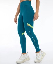Charger l&#39;image dans la galerie, Model Front: Alto Giro Fitness Bas Legging Bodytex Vazado Lateral Sport Way Verde Running
