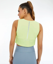 Charger l&#39;image dans la galerie, Model Back: Alto Giro Fitness Haut Regata Skin Fit Cropped Refletivo Verde Sharp
