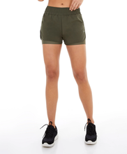 Charger l&#39;image dans la galerie, Model Front: Alto Giro Fitness Bas Shorts Tecnospan Abertura Lateral Verde Militar
