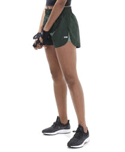 Charger l&#39;image dans la galerie, Model Front: Alto Giro Fitness Bas Shorts Tecnospan Verde Militar
