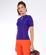 Charger l&#39;image dans la galerie, Model Front: Alto Giro Fitness Haut T-Shirt Skin Fit Biker Com Bolsos Roxo Eletric
