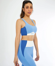 Charger l&#39;image dans la galerie, Model Front: Alto Giro Fitness Haut Top Blackout Cos Anatomico Azul Soft
