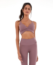 Charger l&#39;image dans la galerie, Model Front: Alto Giro Fitness Haut Top Dupla Face Up Co2 Tira Costas Marrom Taupe

