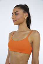 Charger l&#39;image dans la galerie, Model Front: Alto Giro Fitness Haut Top Hyper Costas Decotada Laranja Orangeade
