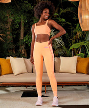 Charger l&#39;image dans la galerie, Model Front: Alto Giro Fitness Haut Top Verticale Detalhe Tiras Laranja Gym

