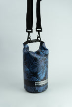 Charger l&#39;image dans la galerie, Model Back: Feelfree Sac De Plage Dry Tube 1,5L Tropical Mid Night Blue

