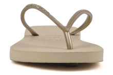 Charger l&#39;image dans la galerie, Model Front: Havaianas Tongs Slim Sand Grey/Light Golden

