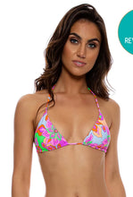 Charger l&#39;image dans la galerie, Model Front: Luli Fama Haut Top Wavy Ruched Reversible Vivi Il Momento

