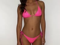 Charger et lire la vidéo dans la visionneuse de la Galerie, Video: Luli Fama Haut Top Wavy Ruched Bella Metallic Hot Pink
