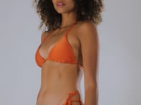 Charger et lire la vidéo dans la visionneuse de la Galerie, Video: Rio De Sol Ensemble Set Shimmer-Paprica Tri-Inv Cheeky-Tie
