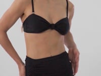 Charger et lire la vidéo dans la visionneuse de la Galerie, Video: Rio De Sol Jupe De Page Black Mini Skirt Ruched
