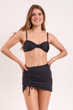 Charger l&#39;image dans la galerie, Model Front: Rio De Sol Jupe De Page Black Mini Skirt Ruched
